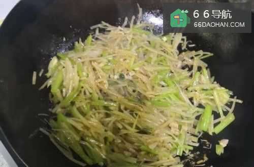 家常芹菜炒土豆丝