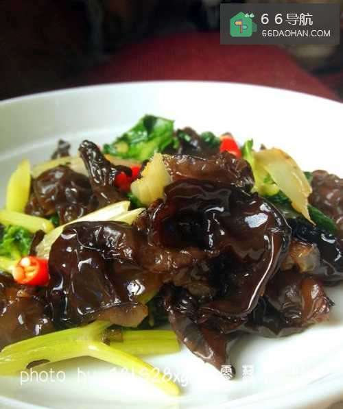 家常菜：芹菜炒木耳