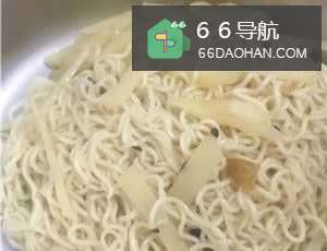 土豆如何做好吃？酸辣土豆丝炒面的家常做法？